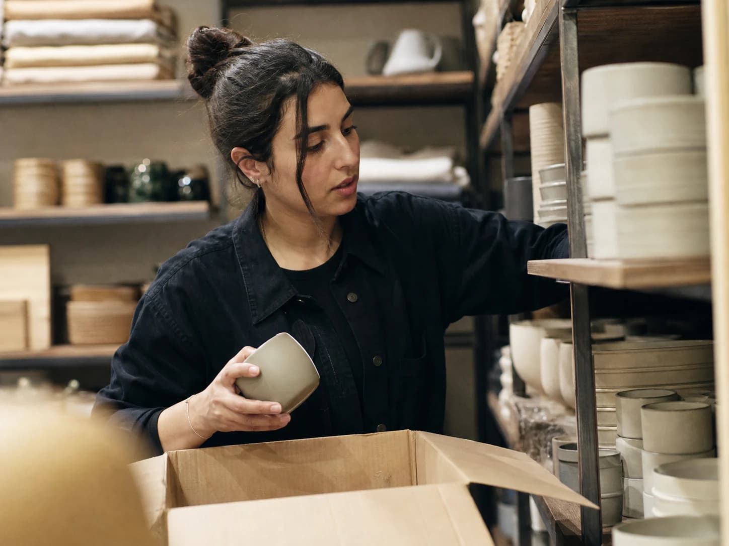 Employée de commerce réassortissant un rayon