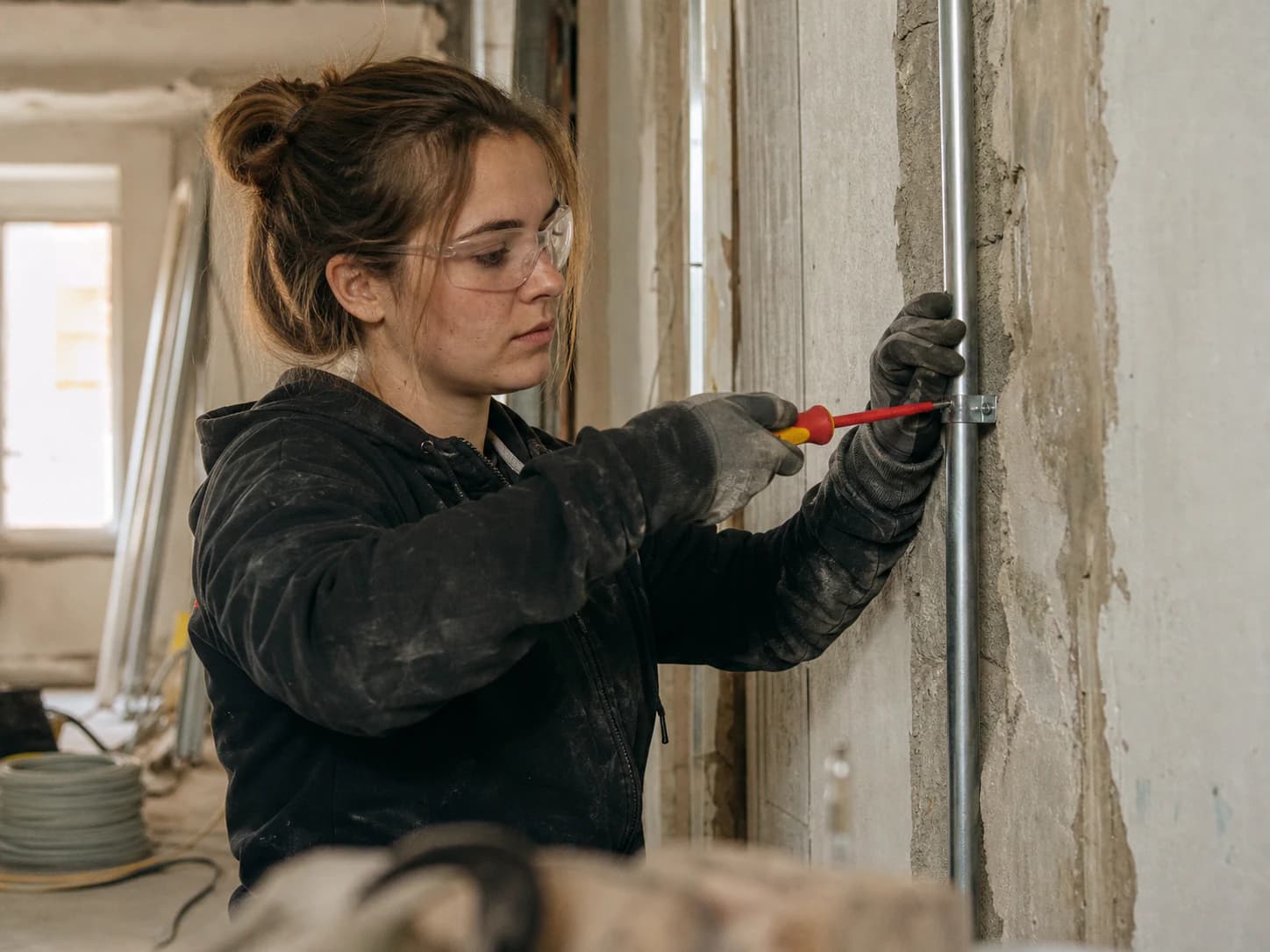 Électricienne au travail sur un chantier