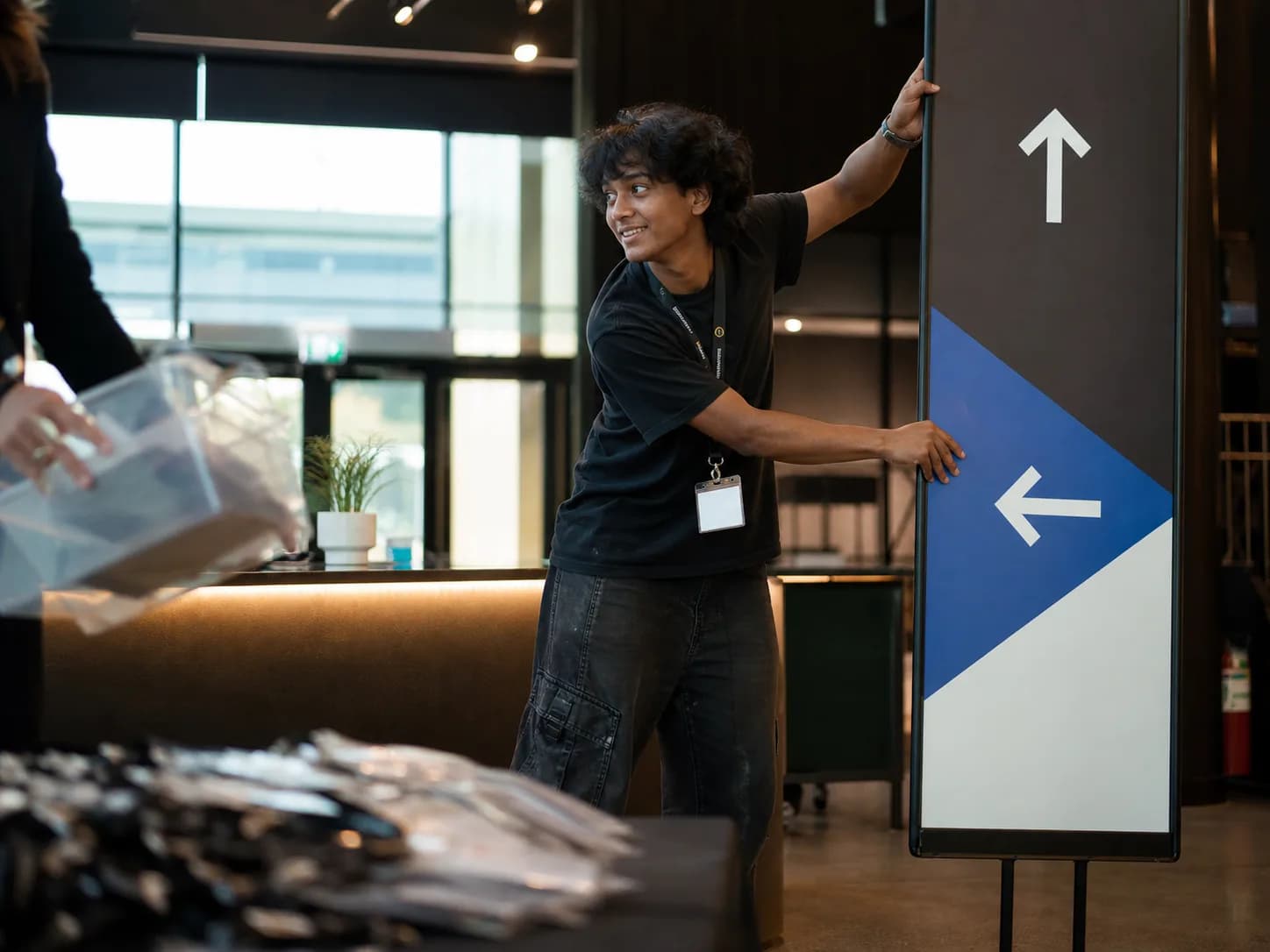 Agent installant la signalétique d'un événement